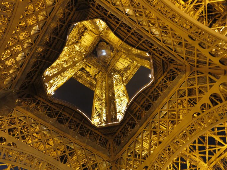 공간감의 압도, 에펠탑